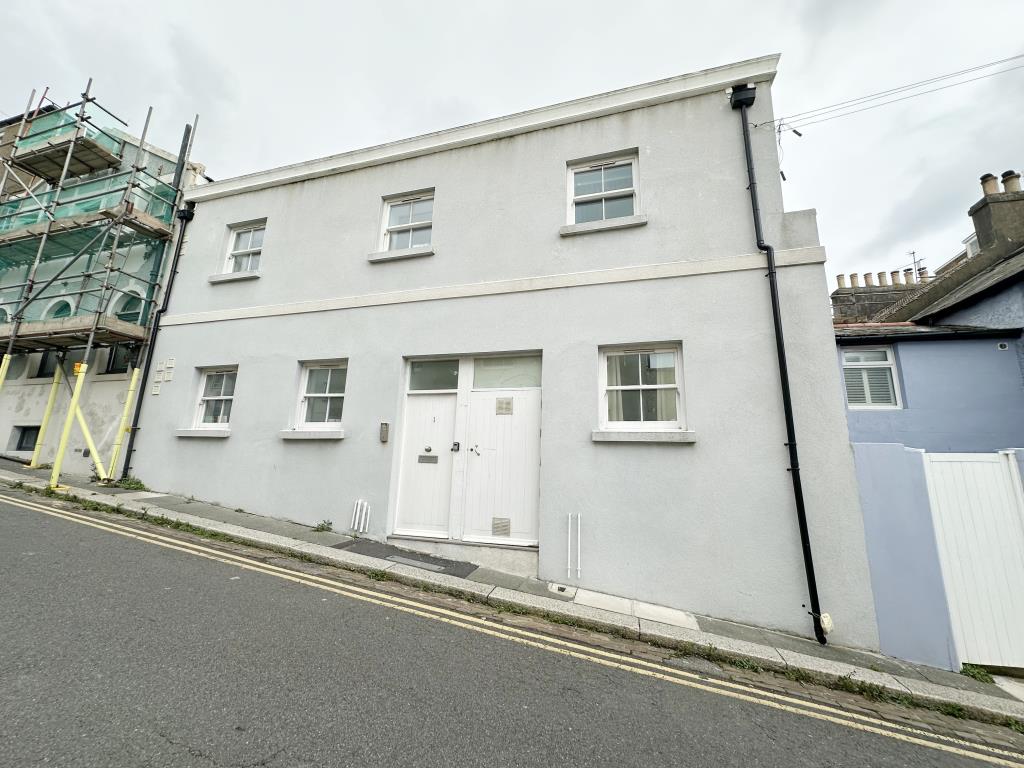 Lot: 7 - ONE-BEDROOM TOP FLOOR FLAT - Outside of Property